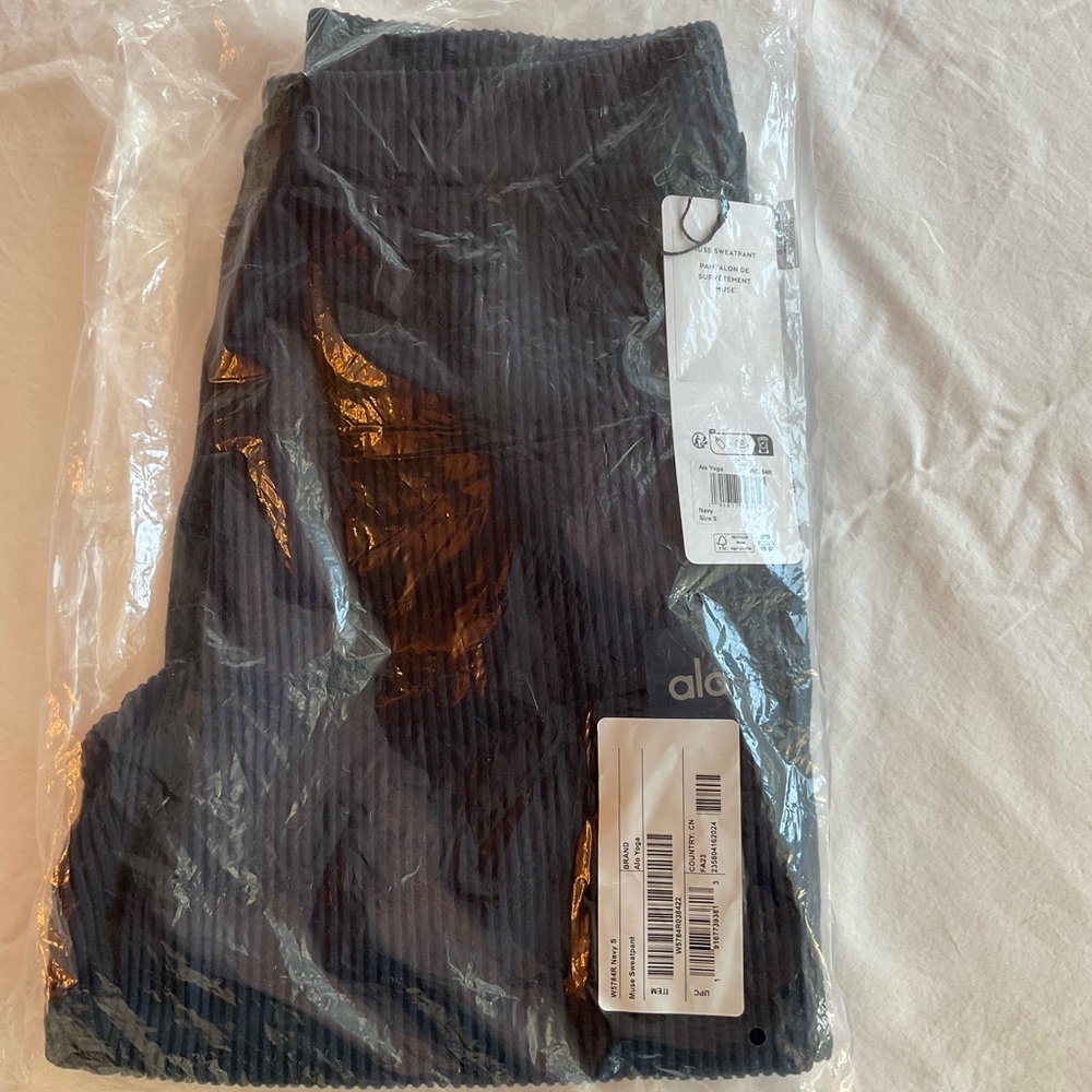 ALO Muse Navy Ribbed sweatpants